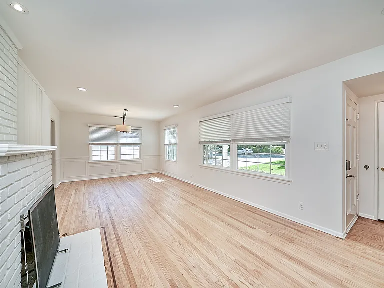 4820 Hampton Rd — Photo 2