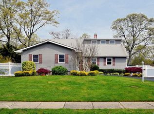 11 Tarkington Rd, Holbrook, NY 11741