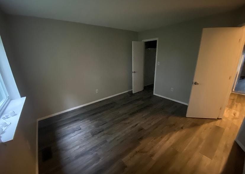 2nd image of 202-142 Oakview Ter #202