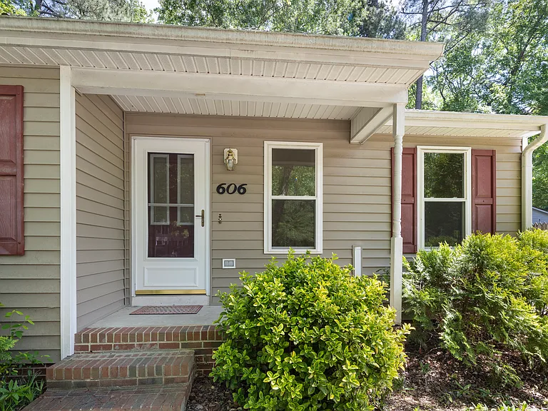 606 Gaslight Trl — Photo 4