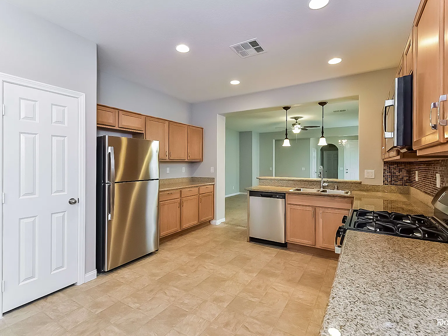 3 bed, 3.0 bath, 1810 sqft, $2,070 — Photo 3