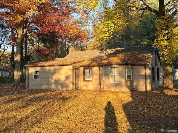 2682 Range Rd, Pt Huron, MI 48060