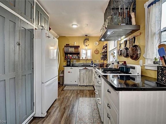 3rd image of 10225 Wooster St NW