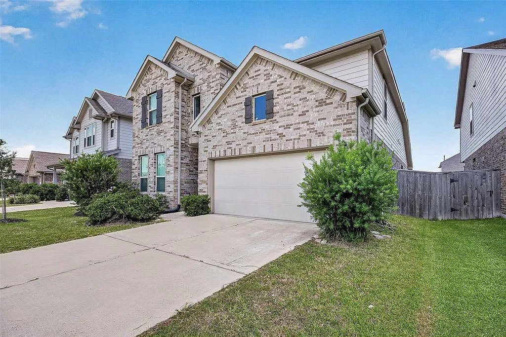 4 bed, 3.5 bath, 3026 sqft, $2,600 — Photo 2