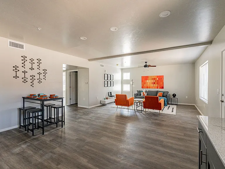Bellevue Apartments — Photo 2