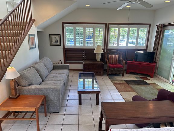 Well lit and ventilated living room. Cable TV.