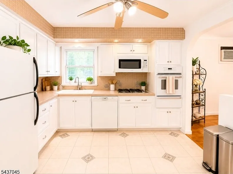 3 bed, $2,800 — Photo 1