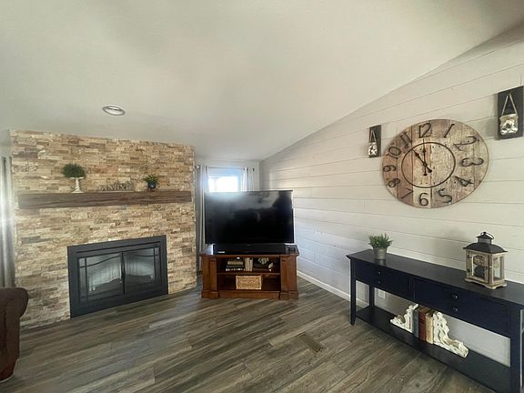 3rd image of 724 S Windy Hl