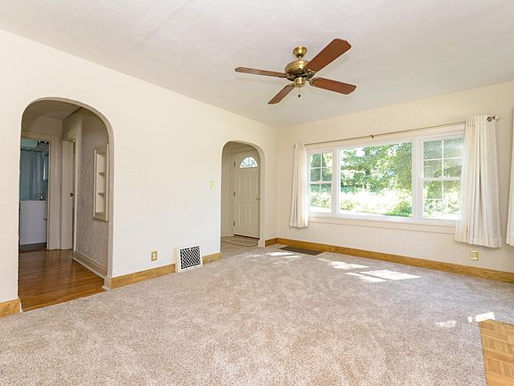 5th image of 247 E Oak Grove Ave
