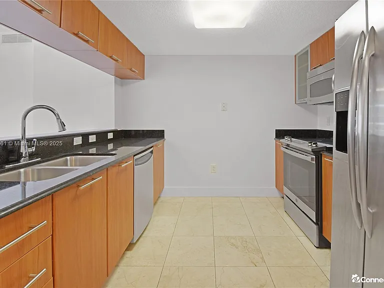 1800 N Bayshore Dr — Photo 5