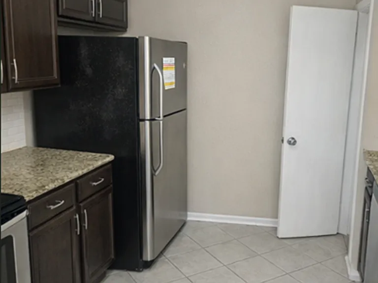 112 River Hills Dr — Photo 3