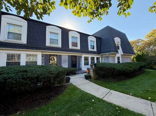 1965 Shorepointe Ln, Grosse Pointe Woods, MI 48236