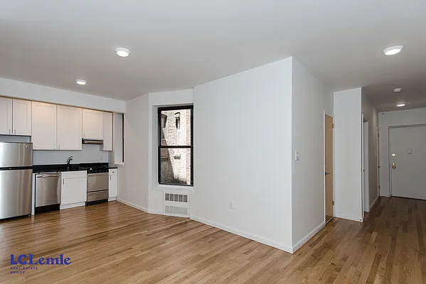 Rented by LC Lemle Real Estate Group | media 16