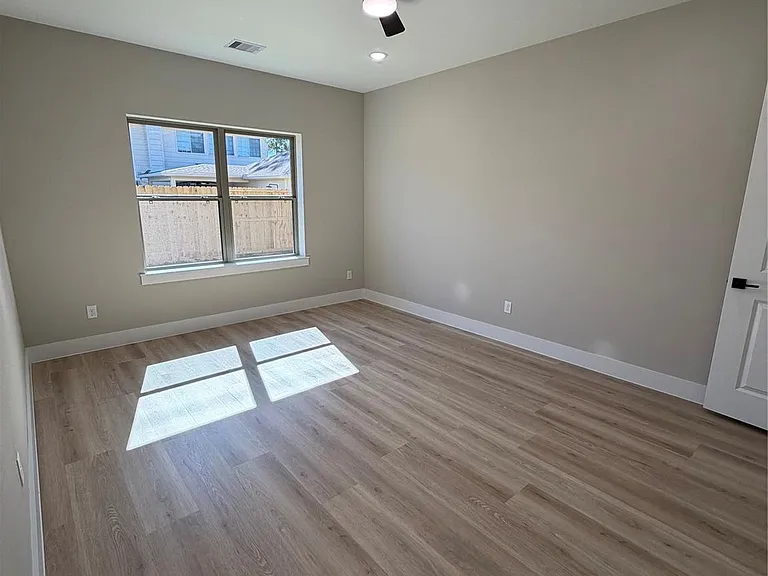 2523 Liguria — Photo 14