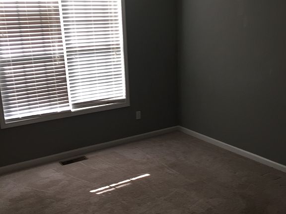 3rd image of 810 Park Hills St