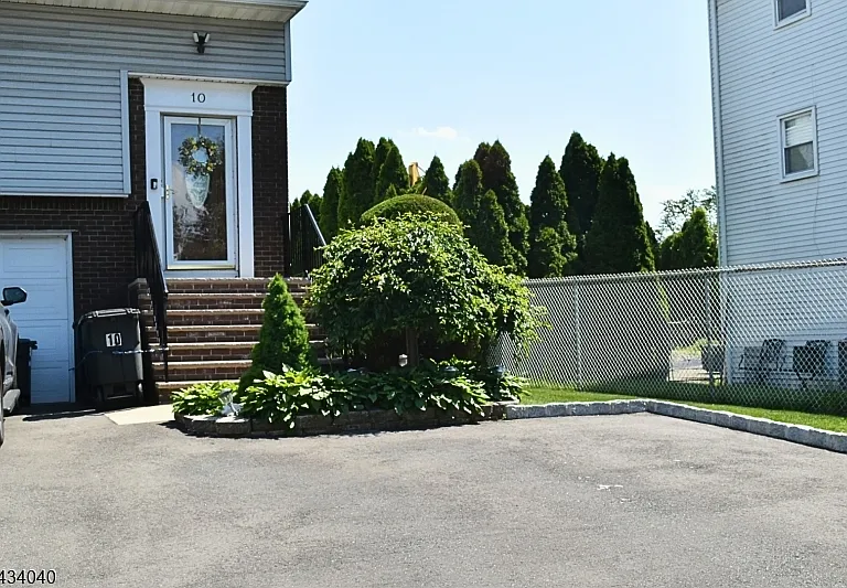 10 Garden Dr #2 — Photo 2