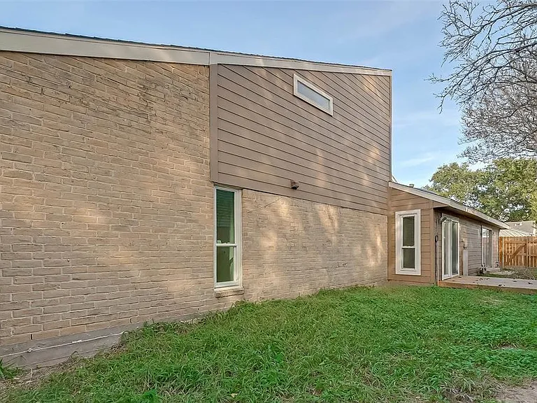 12111 Poulson Dr — Photo 32