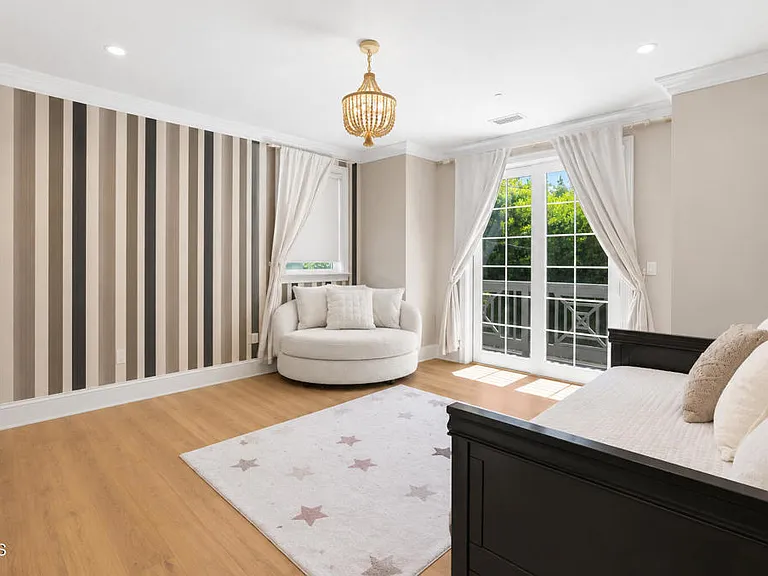10331 Valley Spring Ln — Photo 32