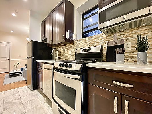 3rd image of 945 Columbus Ave APT 4