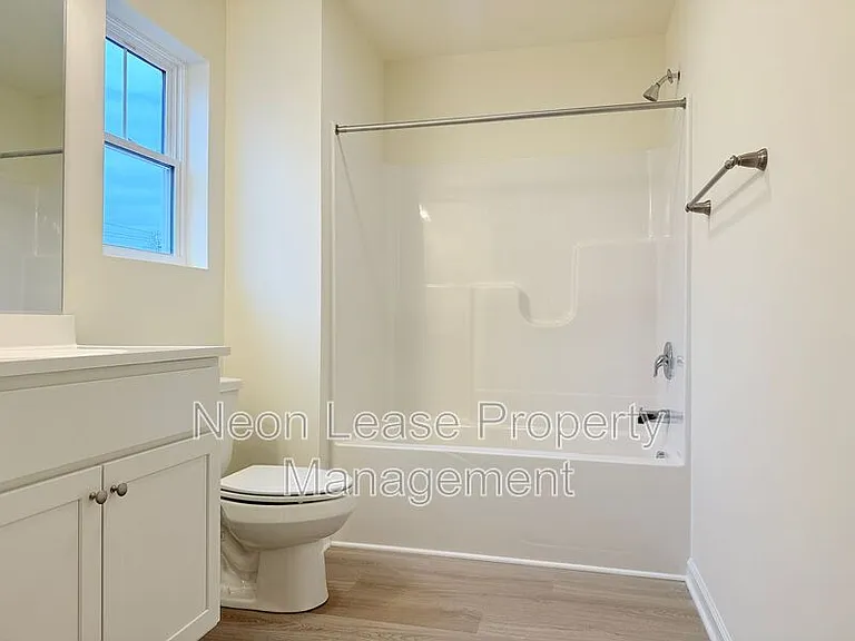 400 N Walnut St — Photo 10
