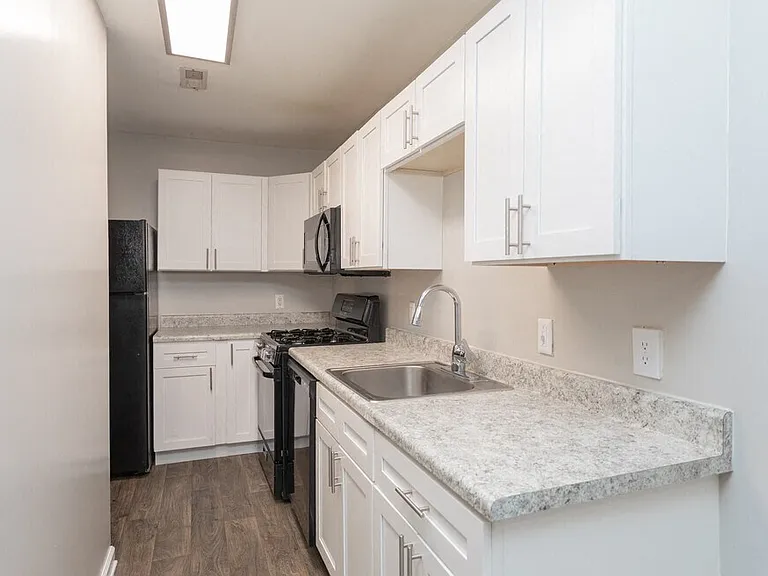 The Avenue Apartments — Photo 7