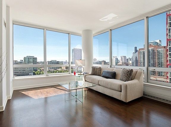 2nd image of 1901 S Calumet Ave #1408