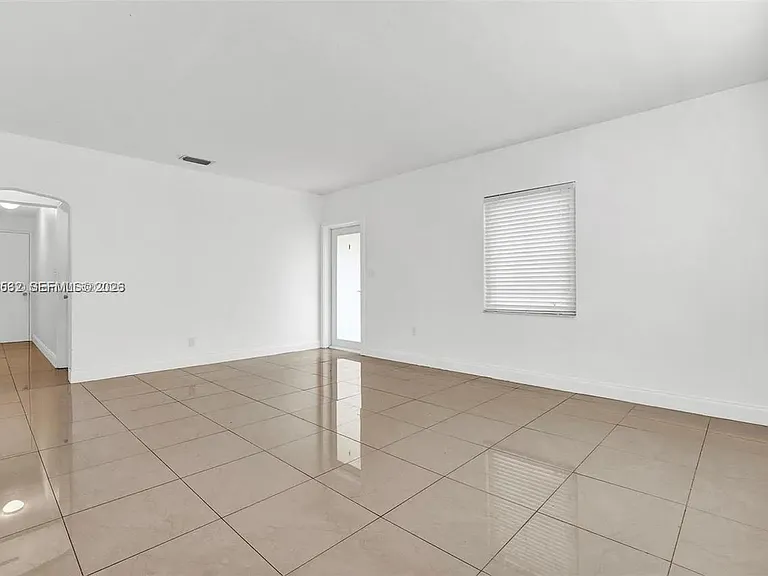 437 Swan Ave — Photo 5
