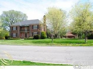 818 Trombley Rd, Grosse Pointe Park, MI 48230