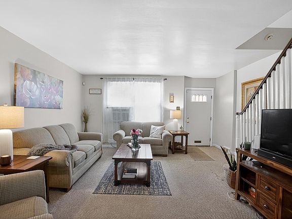 5th image of 224 Higbee St