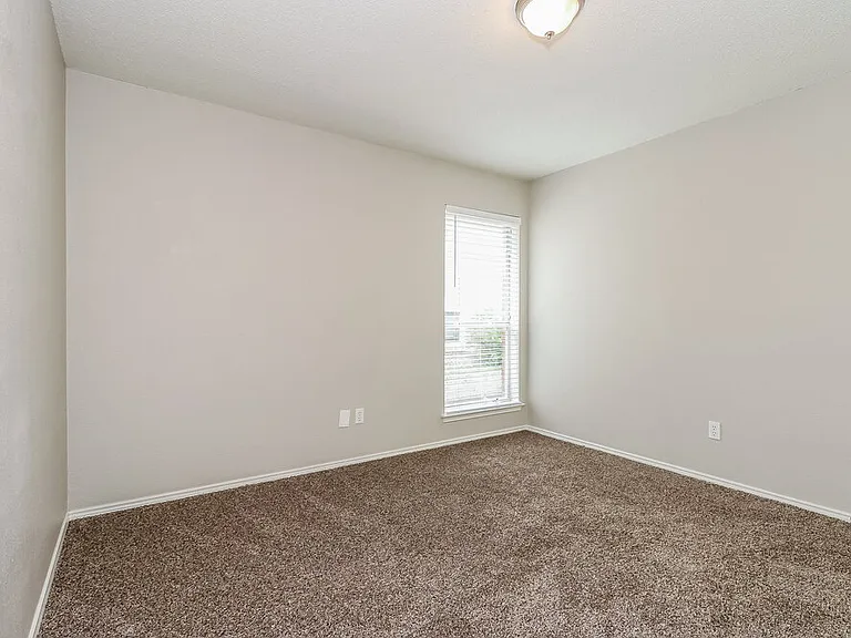 2844 Claremont Dr — Photo 11