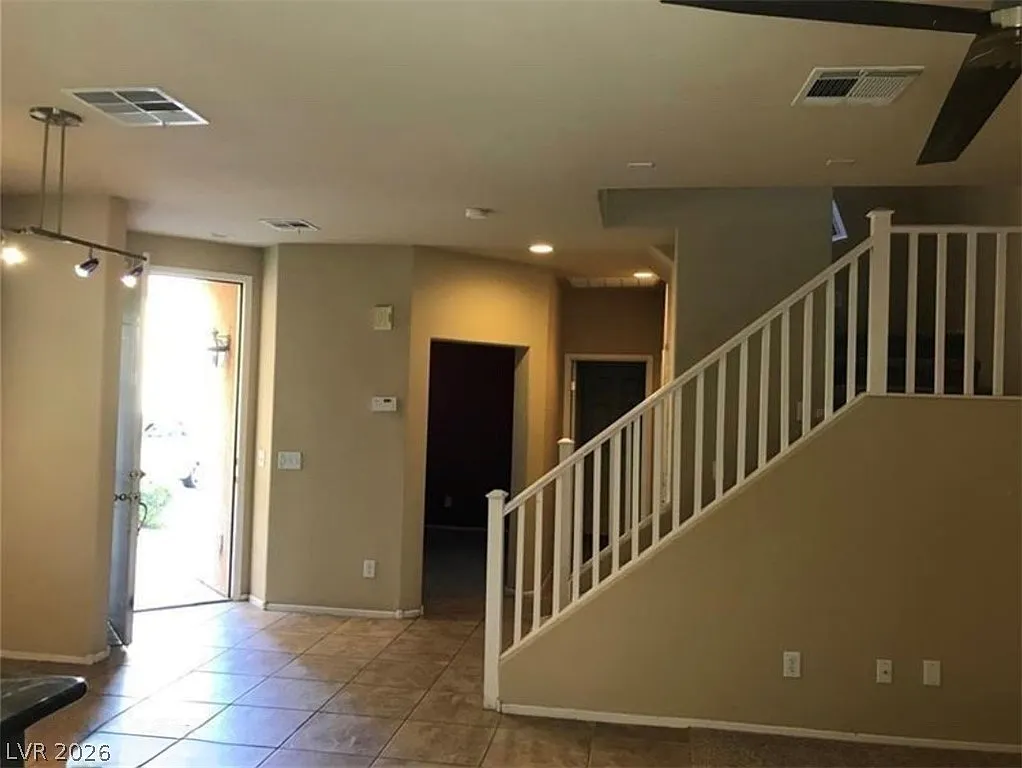 3 bed, 3.0 bath, 1609 sqft, $1,950 — Photo 2