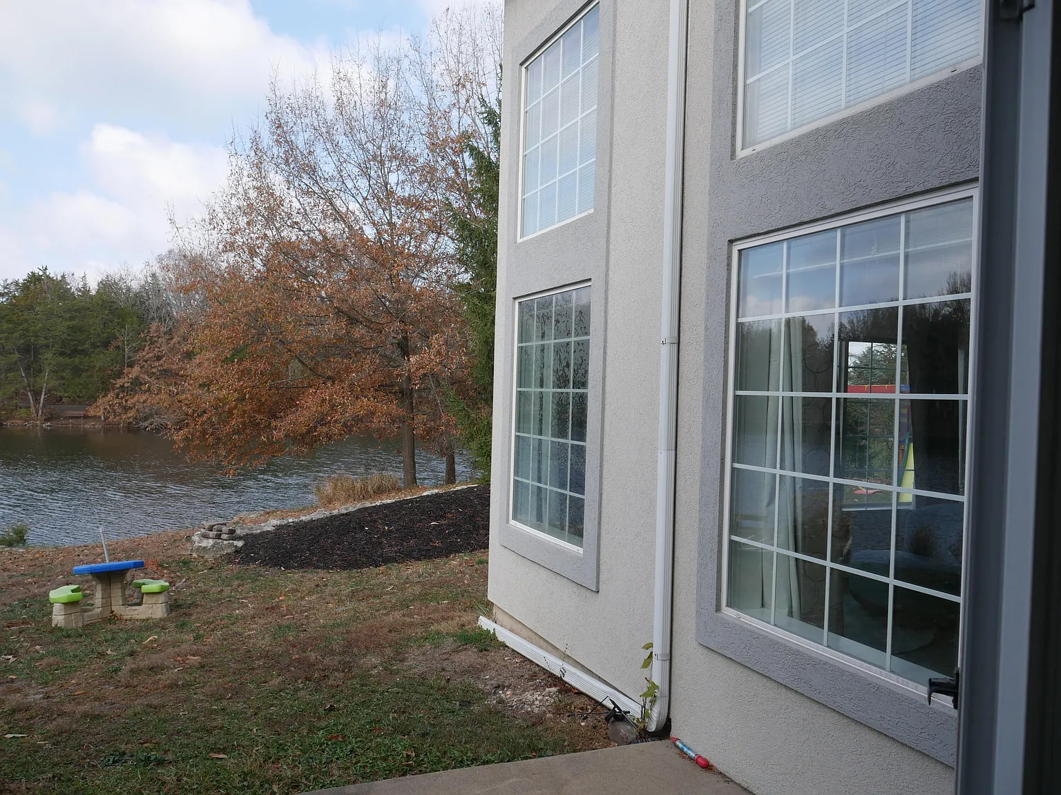 3 bed, 3.0 bath, 2400 sqft, $2,350 — Photo 3
