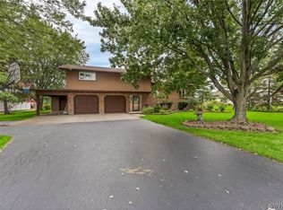 5888 Baer Rd, Sanborn, NY 14132