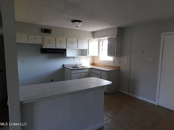 3rd image of 6400 Greenbriar Dr