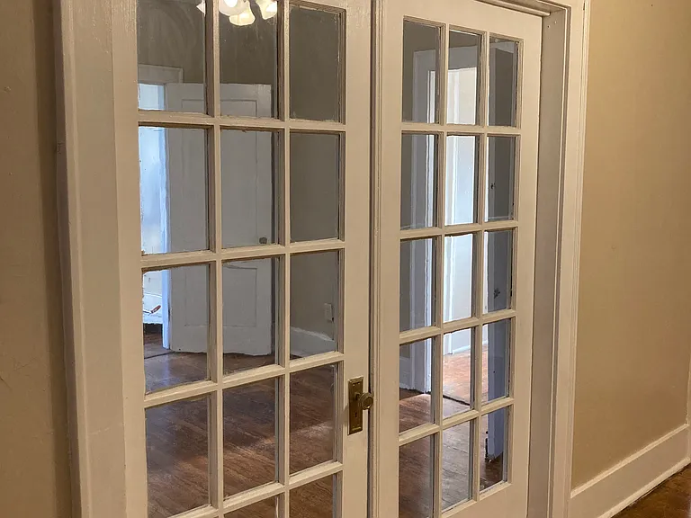 Colonial Apartments — Photo 25