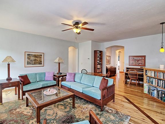 5th image of 914 Saint Peppin Dr