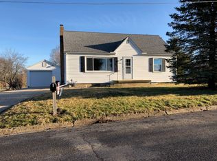 105 E Woodford St, Roanoke, IL 61561