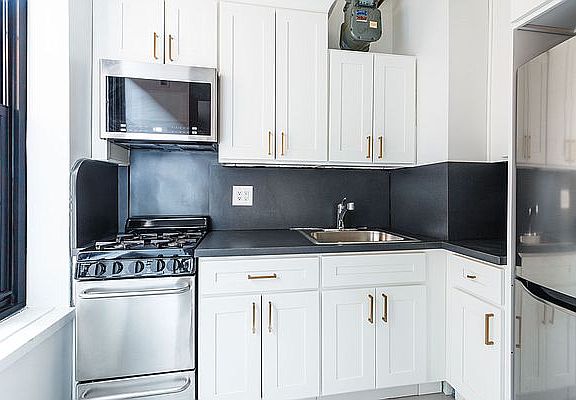 3rd image of 1 University Pl APT 9M