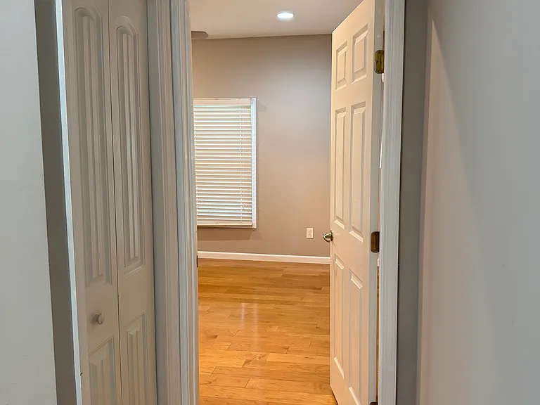 402 Oak Hill Ave E — Photo 16