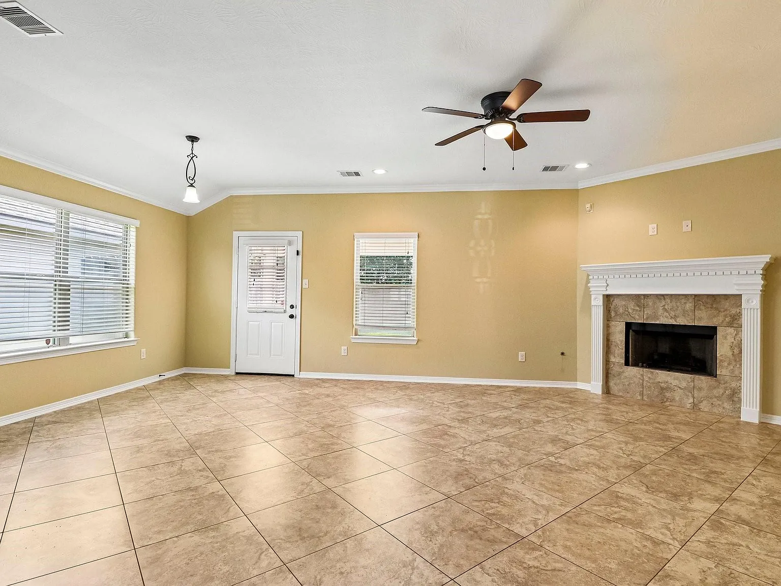3 bed, 2.0 bath, 1831 sqft, $2,029 — Photo 4