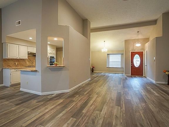 3rd image of 3106 Redcliff Dr