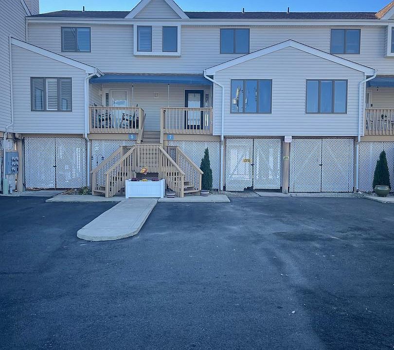 1st image of 7 W Playhouse Dr
