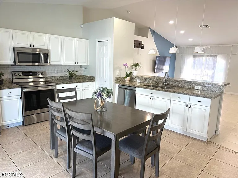 1203 SW 34th Ter — Photo 3