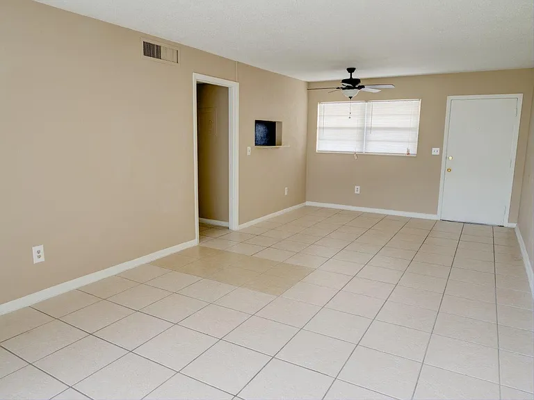Hibiscus Place Apartments — Photo 4