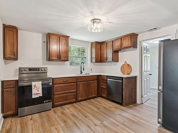 4th image of 724 Fancy Bluff Rd