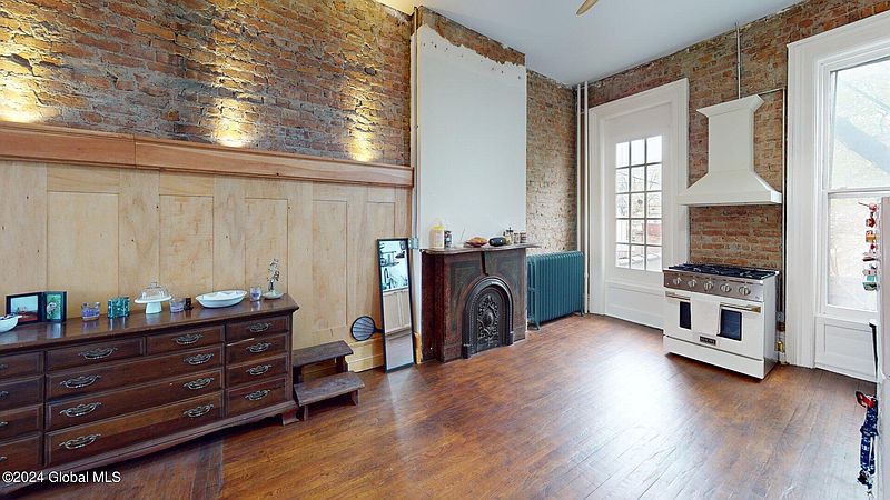 2nd image of 484 Madison Avenue