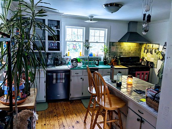 Kitchen w/ new appliances
