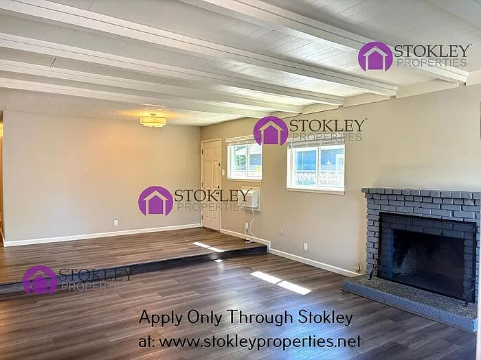 142 Gilbert Ct — Photo 2