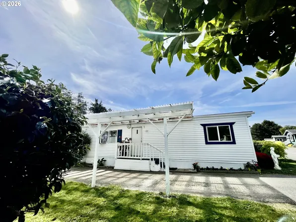 16131 W Hoffeldt Ln Space 18, Brookings, OR 97415