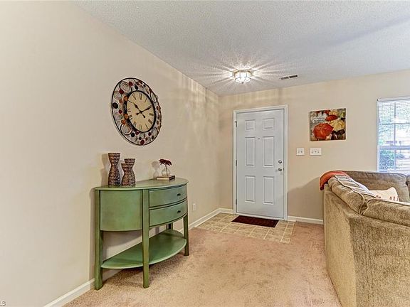 5th image of 44 Tannenbaum Cir